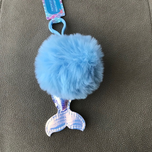 Final sale 🆓 w/ purchase new Pom Pom mermaid clip - Picture 2 of 4